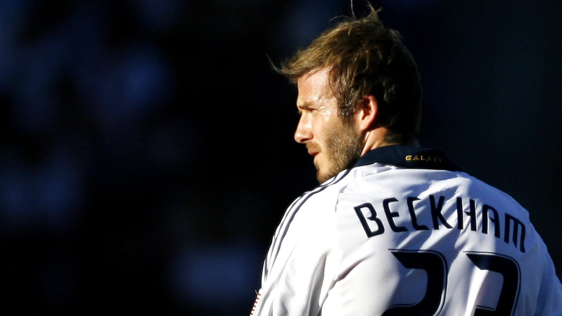 德甲争冠战焦点战,活塞完胜开拓者,体育世界的平行叙事