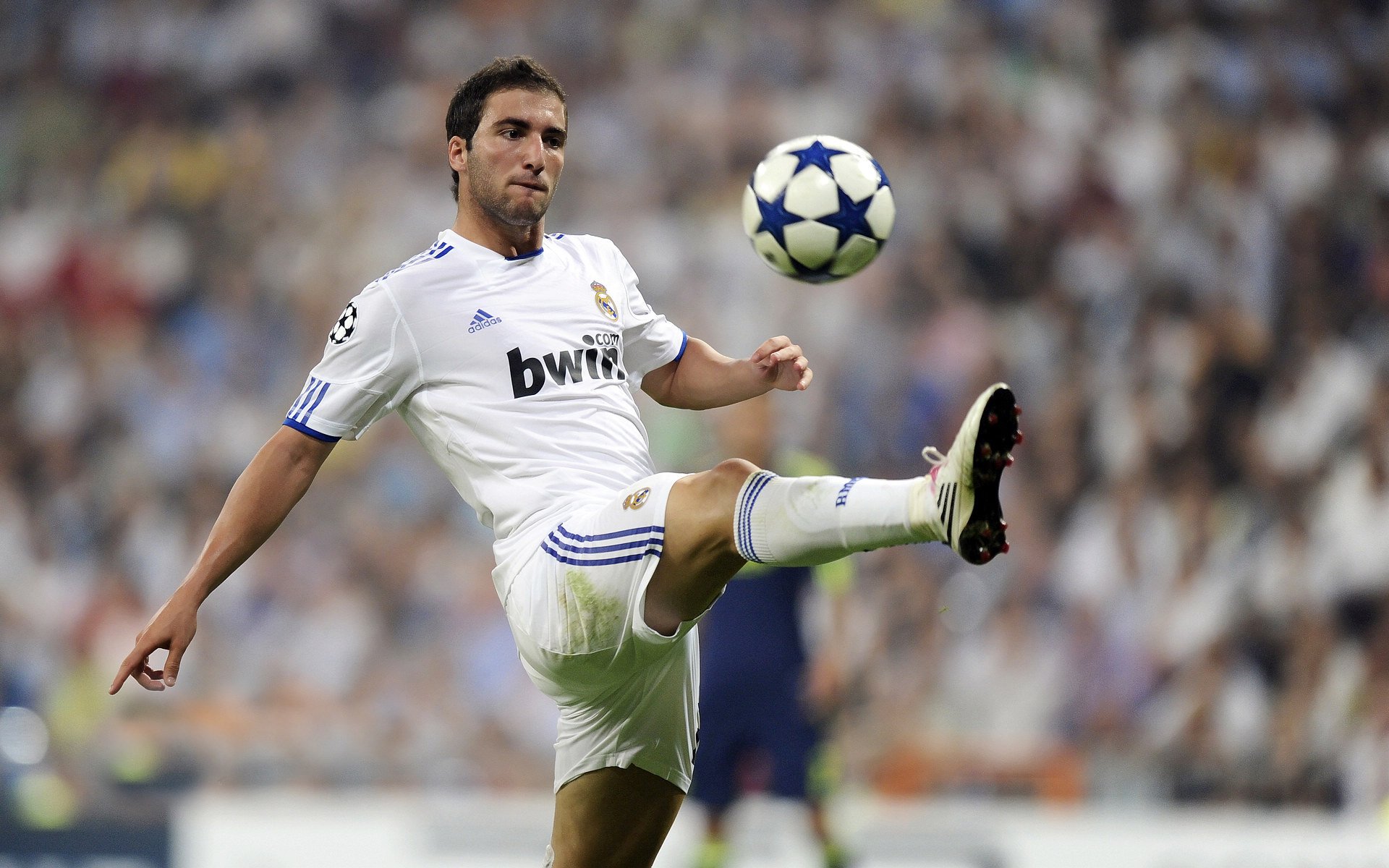 绿茵场上的王权更迭，莱万一锤定音，沙特险胜爱尔兰背后的世界排名暗战