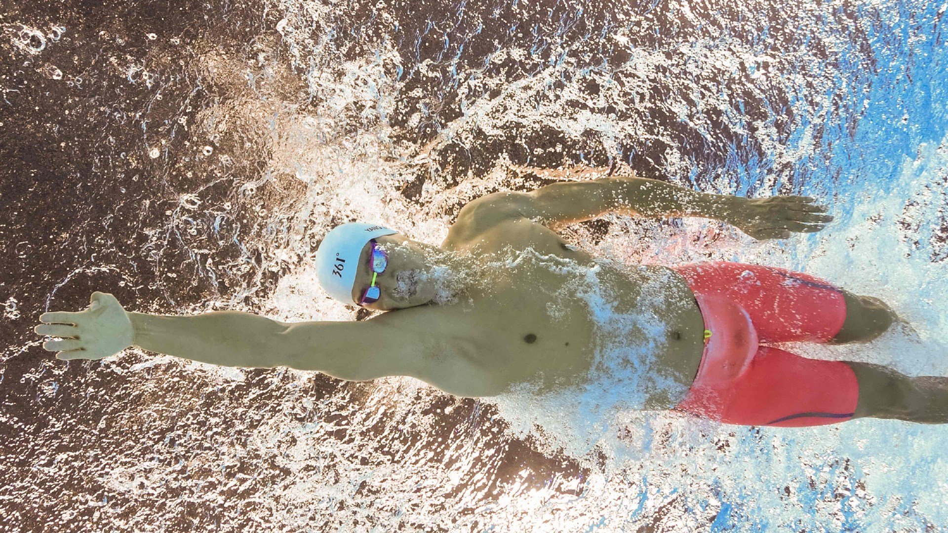 赛道与球场的双重奏，当F1争冠焦点遇上那不勒斯打穿委内瑞拉